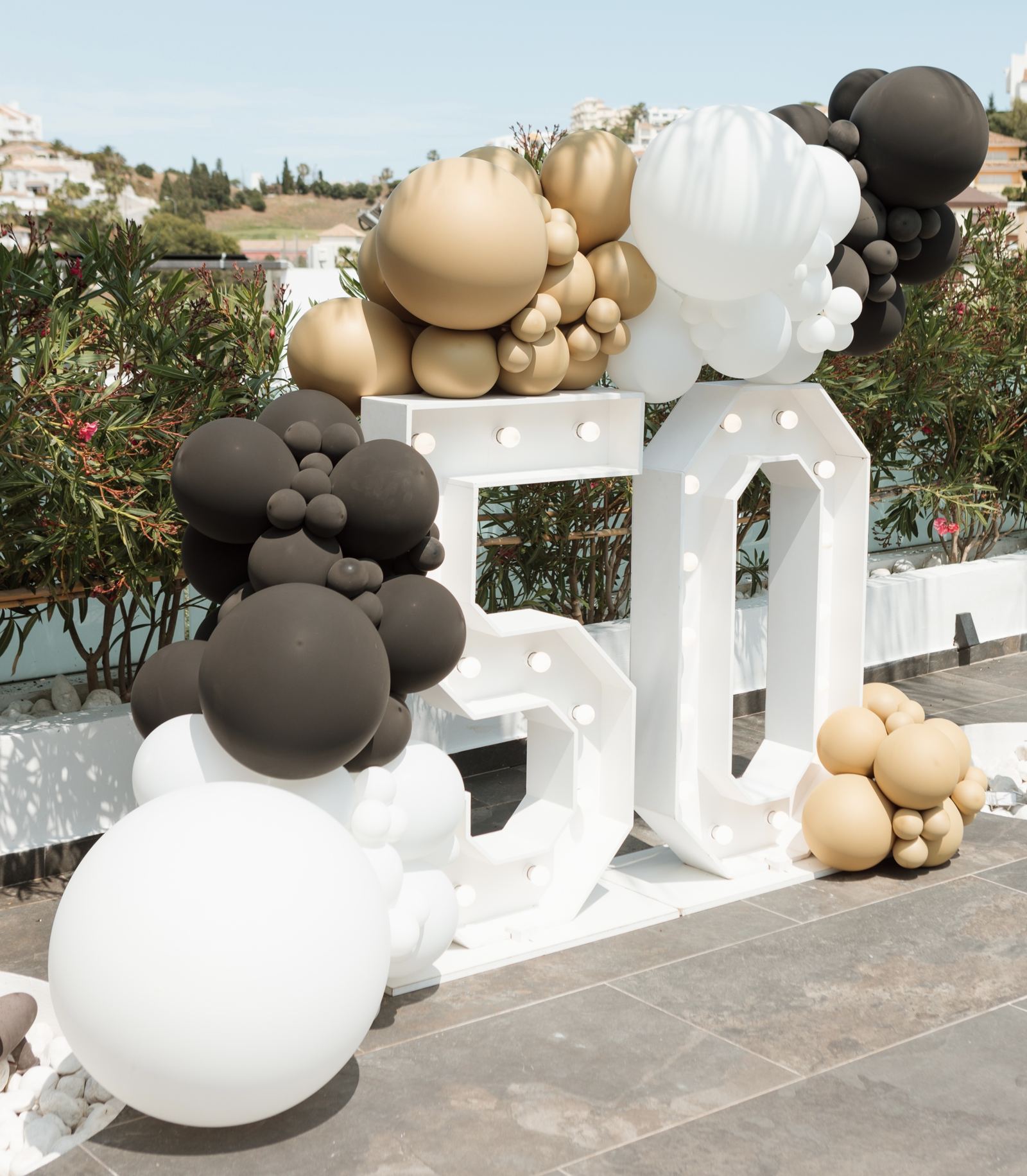 Black, gold and white light-up 50 numbers with balloon clusters, Marbella